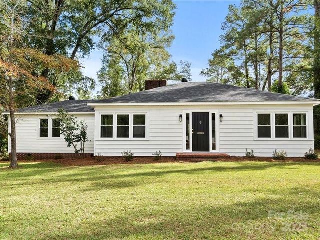 37 Lynn Avenue, Cheraw, SC 29520