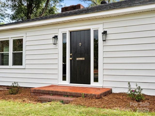 37 Lynn Avenue, Cheraw, SC 29520