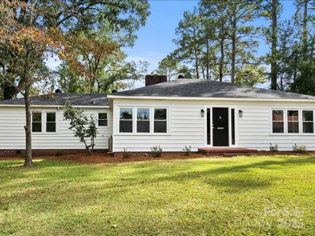 37 Lynn Avenue, Cheraw, SC 29520