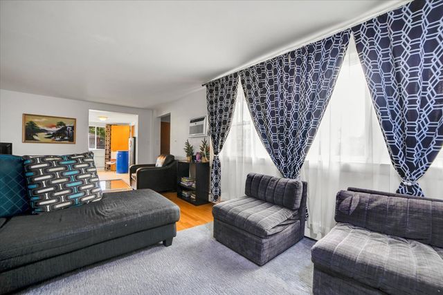 2257 Des Plaines Avenue 1NE, North Riverside, IL 60546