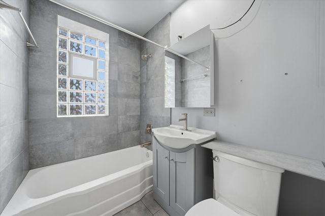 2429 W Farragut Avenue 2B, Chicago, IL 60625