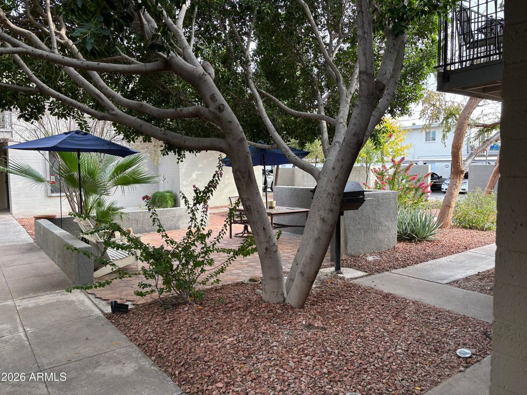 4111 E CAMELBACK Road 17, Phoenix, AZ 85018 — exterior