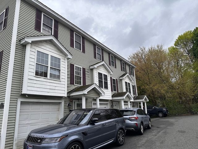 255 School St B, Lowell, MA 01854