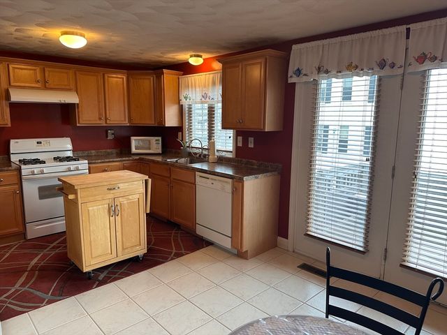 255 School St B, Lowell, MA 01854