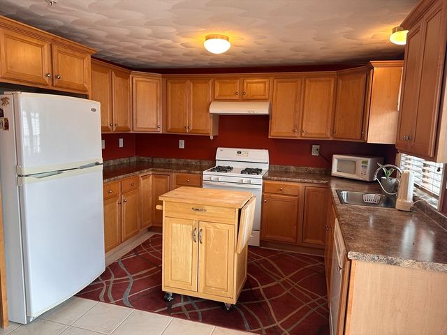 255 School St B, Lowell, MA 01854