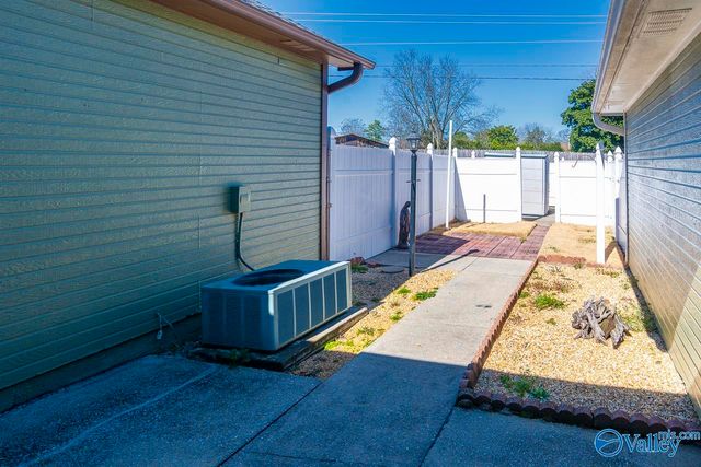 410 Autumnwood Drive SW, Decatur, AL 35601