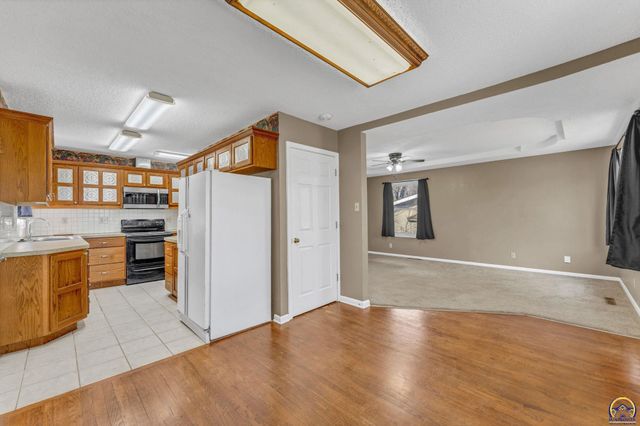 2807 SW McAlister AVE, Topeka, KS 66614