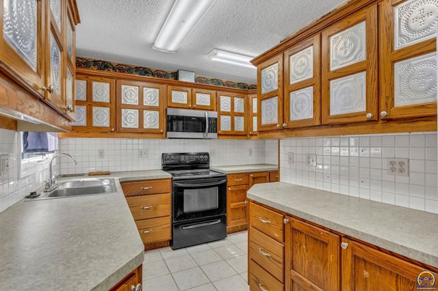 2807 SW McAlister AVE, Topeka, KS 66614