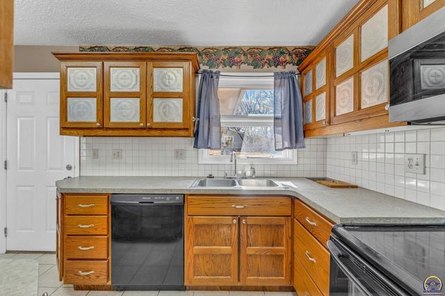 2807 SW McAlister AVE, Topeka, KS 66614