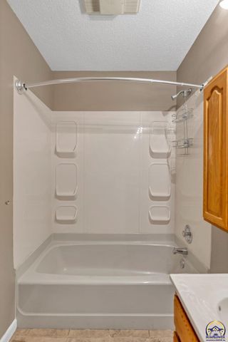 2807 SW McAlister AVE, Topeka, KS 66614