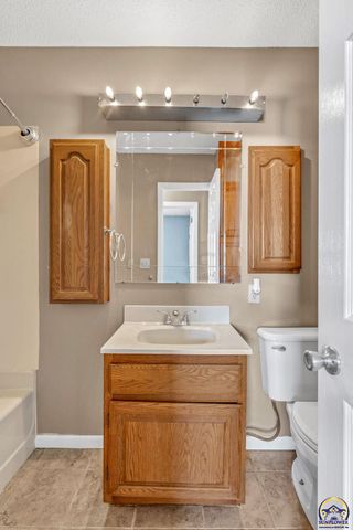 2807 SW McAlister AVE, Topeka, KS 66614