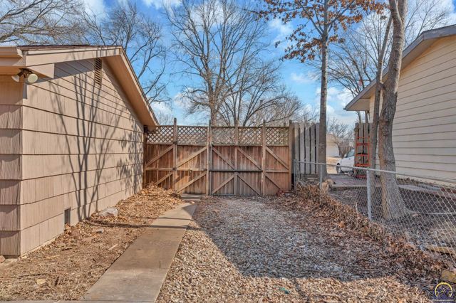 2807 SW McAlister AVE, Topeka, KS 66614