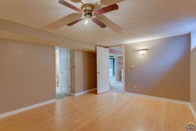 2807 SW McAlister AVE, Topeka, KS 66614