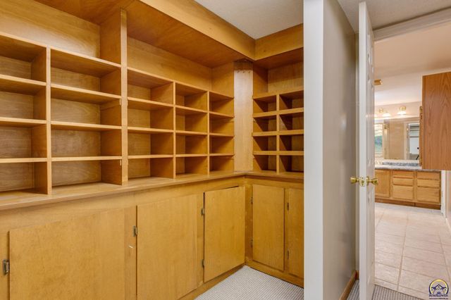 2807 SW McAlister AVE, Topeka, KS 66614