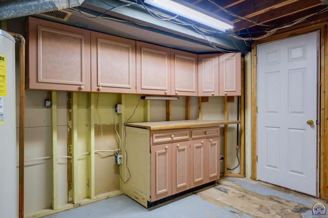 2807 SW McAlister AVE, Topeka, KS 66614