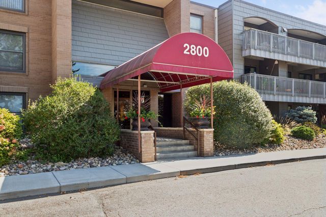 2800 Hamline Avenue N 302, Roseville, MN 55113