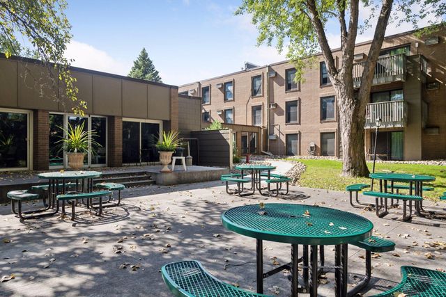 2800 Hamline Avenue N 302, Roseville, MN 55113