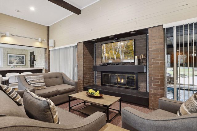 2800 Hamline Avenue N 302, Roseville, MN 55113