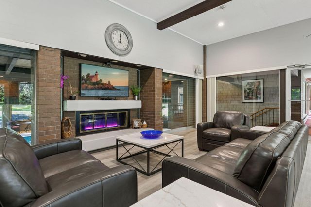 2800 Hamline Avenue N 302, Roseville, MN 55113