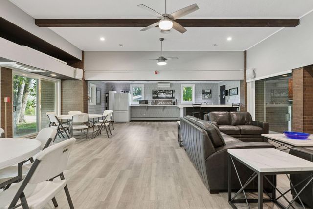 2800 Hamline Avenue N 302, Roseville, MN 55113