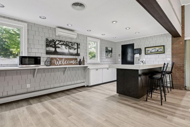 2800 Hamline Avenue N 302, Roseville, MN 55113