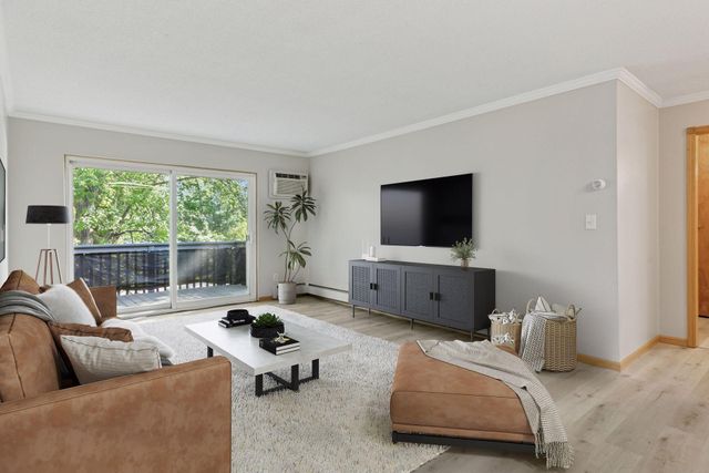 2800 Hamline Avenue N 302, Roseville, MN 55113