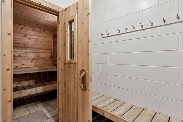 2800 Hamline Avenue N 302, Roseville, MN 55113