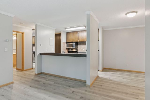 2800 Hamline Avenue N 302, Roseville, MN 55113