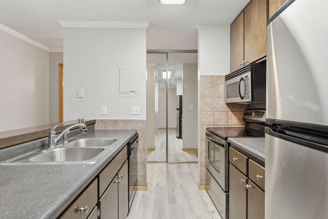 2800 Hamline Avenue N 302, Roseville, MN 55113