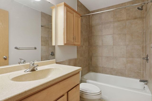 2800 Hamline Avenue N 302, Roseville, MN 55113