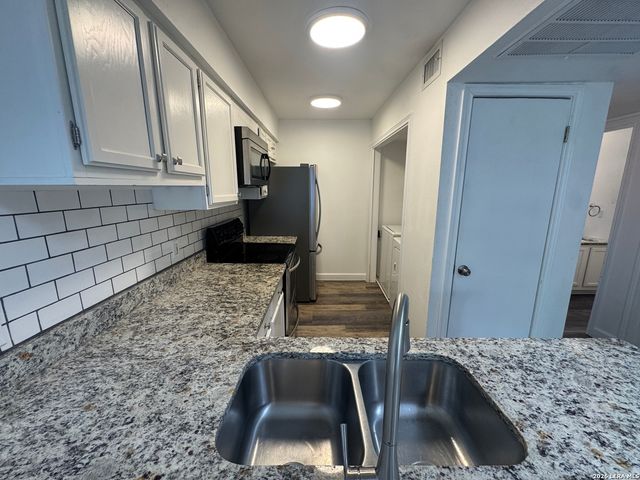 8611 DATAPOINT DR, San Antonio, TX 78229