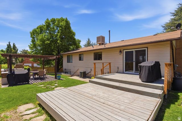 46 N COUNTRY LN, Fruit Heights, UT 84037