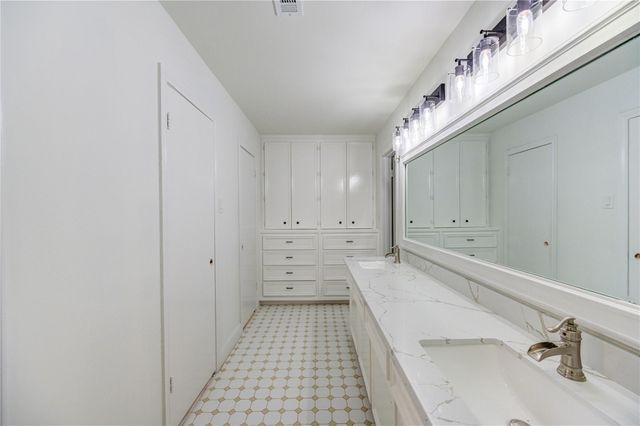 5930 Miller Valley Drive, Houston, TX 77066