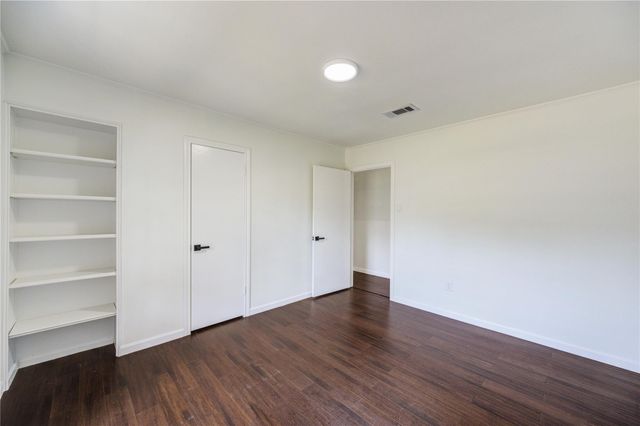 5930 Miller Valley Drive, Houston, TX 77066