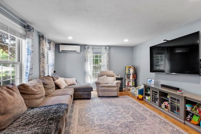 22 Ponnakin Hill Rd, Charlton, MA 01507
