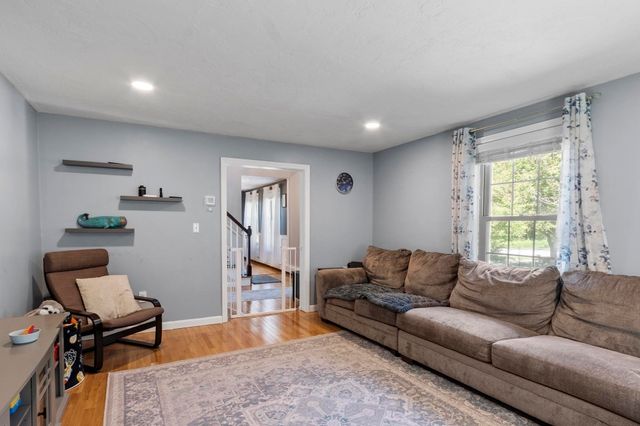 22 Ponnakin Hill Rd, Charlton, MA 01507