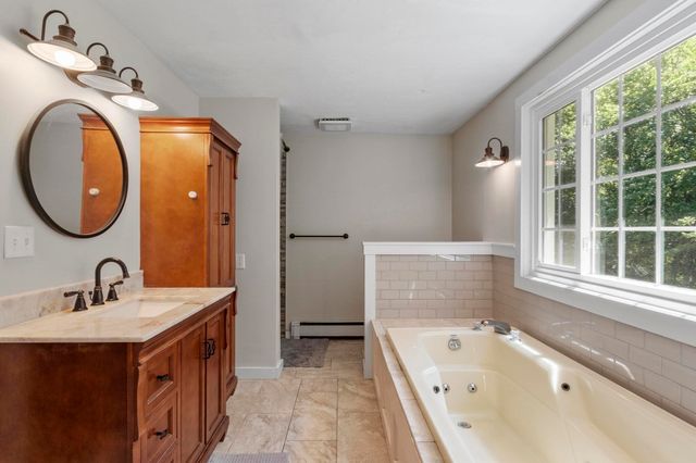 22 Ponnakin Hill Rd, Charlton, MA 01507