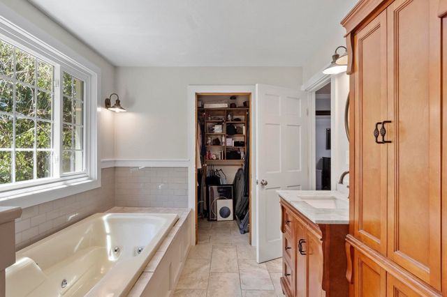 22 Ponnakin Hill Rd, Charlton, MA 01507