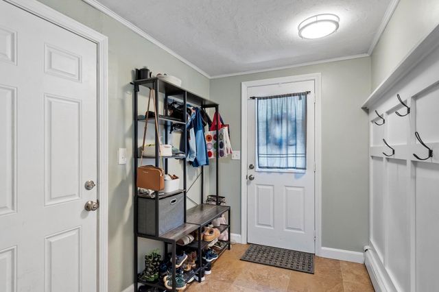 22 Ponnakin Hill Rd, Charlton, MA 01507