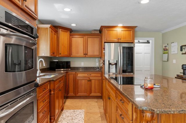 22 Ponnakin Hill Rd, Charlton, MA 01507