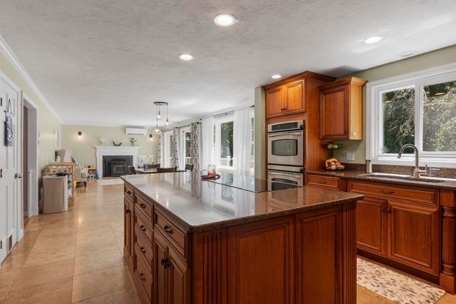 22 Ponnakin Hill Rd, Charlton, MA 01507