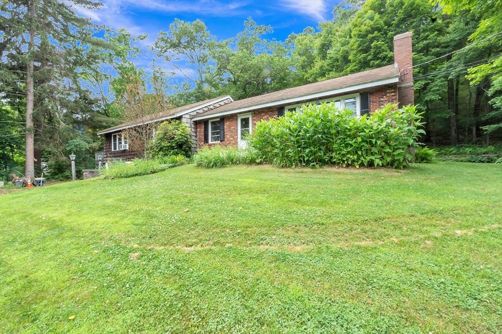 10 Hillside Dr, Brimfield, MA 01010