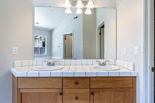 1471 N Terry Avenue, Clovis, CA 93619