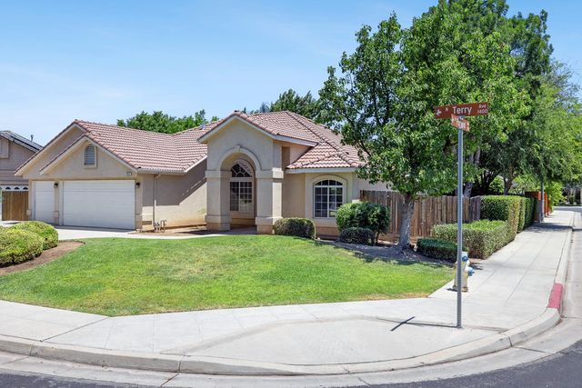 1471 N Terry Avenue, Clovis, CA 93619