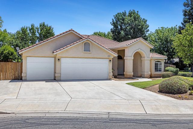 1471 N Terry Avenue, Clovis, CA 93619