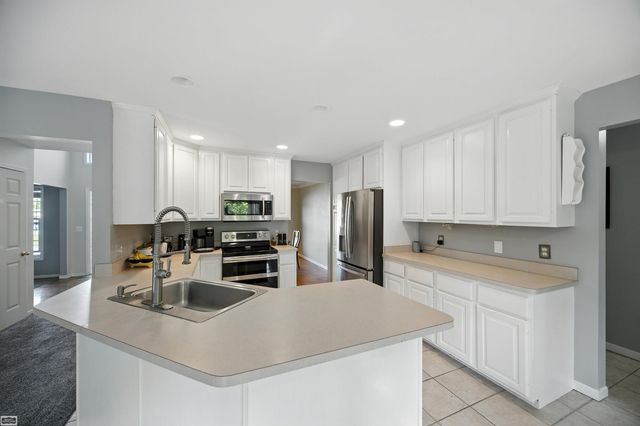 42680 Chippewa Drive 28, Clinton Township, MI 48038