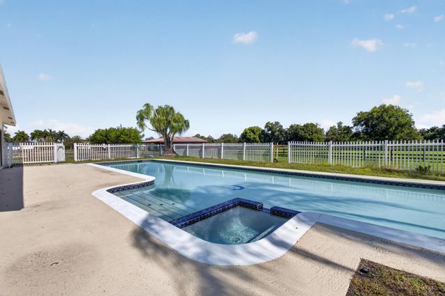 10157 La Reina Road, Delray Beach, FL 33446