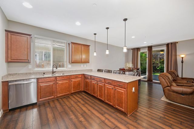 1242 White Pine Ln, Lincoln, CA 95648