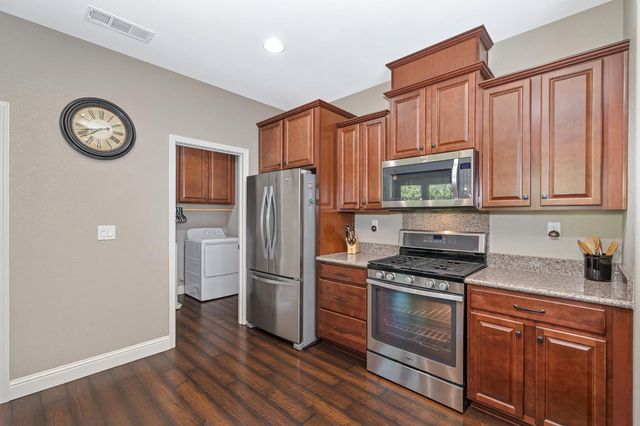 1242 White Pine Ln, Lincoln, CA 95648