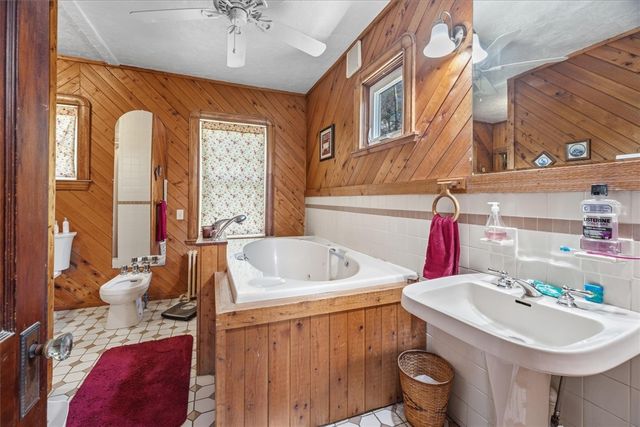 60 Riverview Avenue, Tiverton, RI 02878